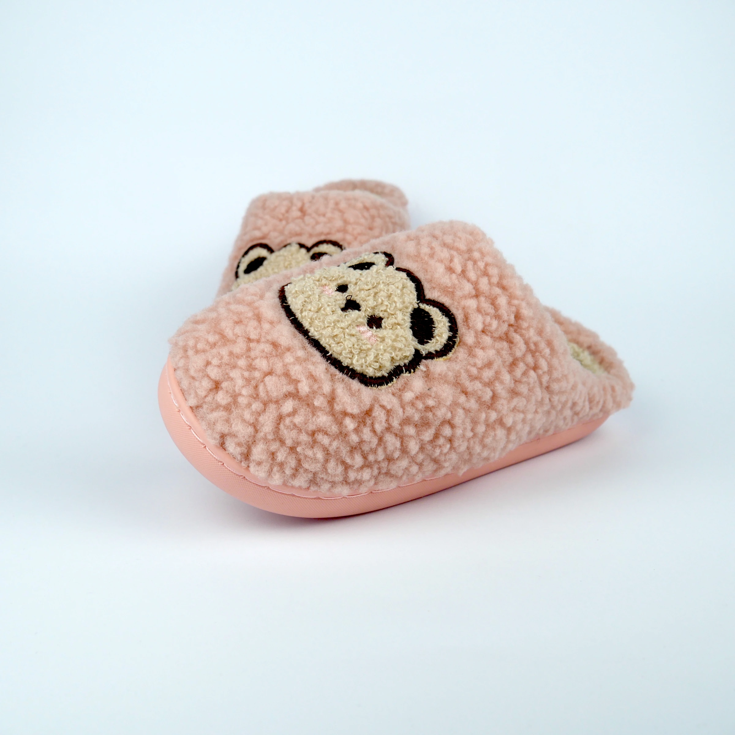 Мʼякі плюшеві капці «Teddy Bear» рожевого кольору — на нозі