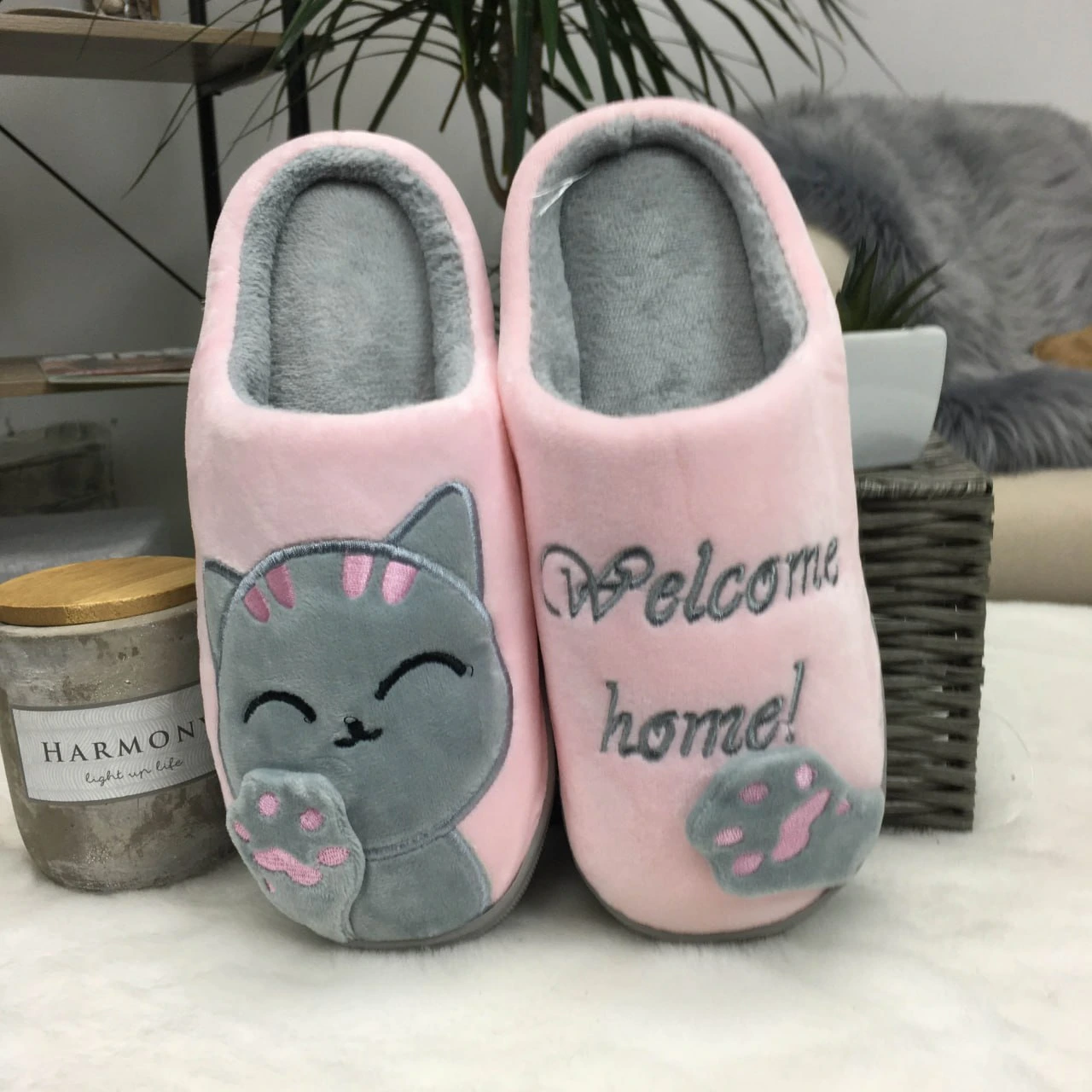 Рожеві кімнатні капці з котиком «Welcome Home» — крупним планом