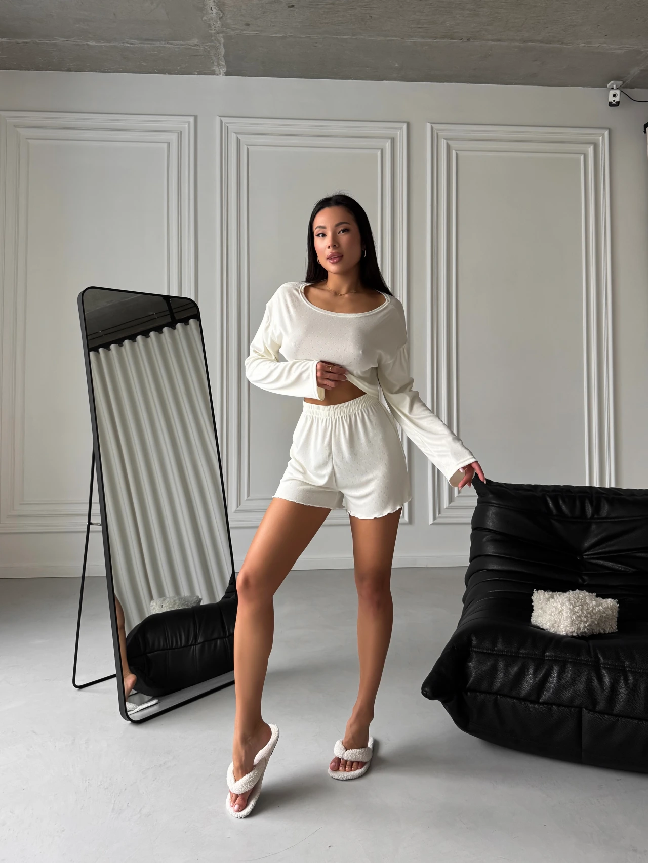 Жіноча домашня піжама топ і шорти білого кольору — елемент крою