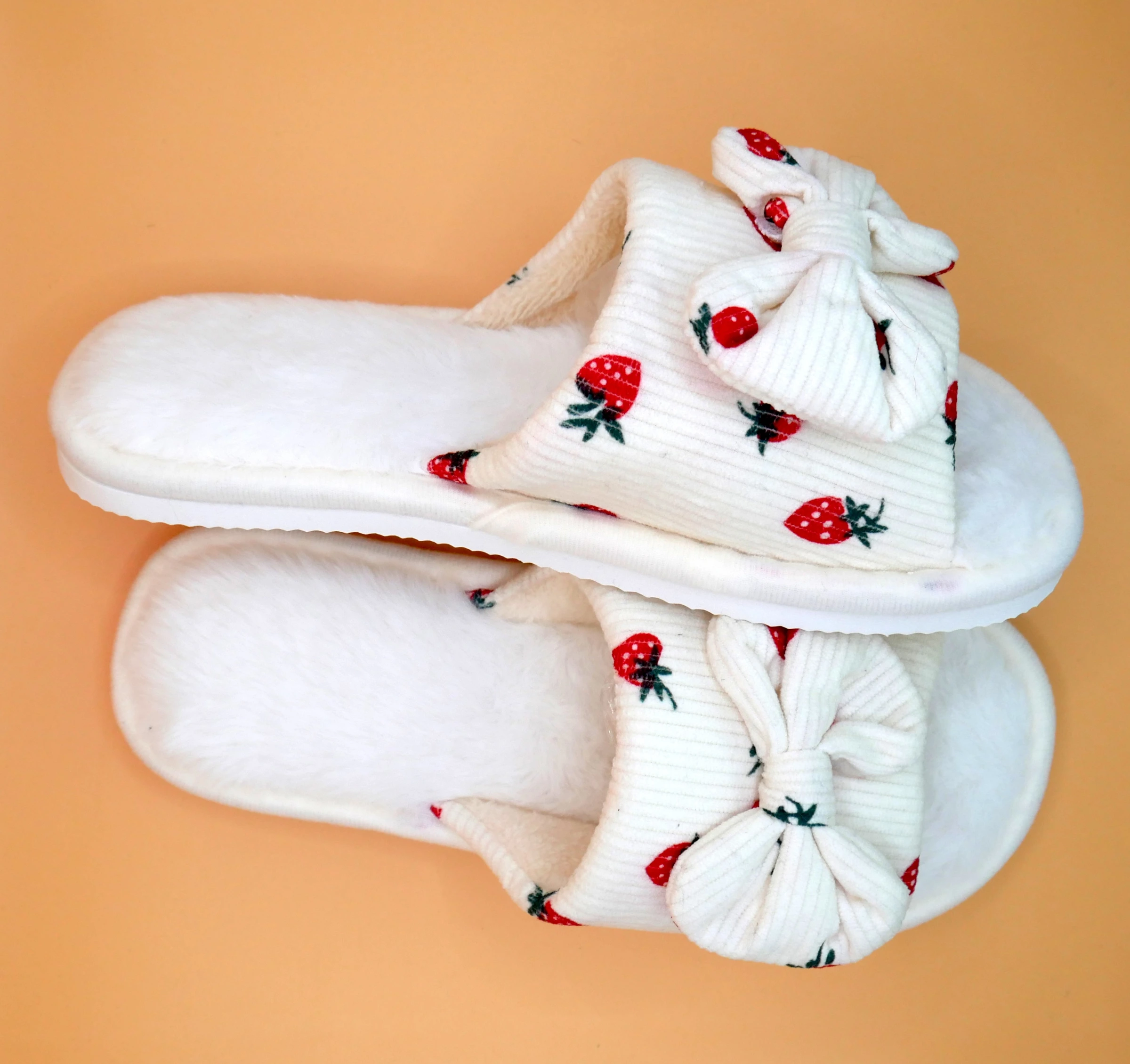 Жіночі текстильні домашні капці Strawberry Dream молочного кольору — вид спереду