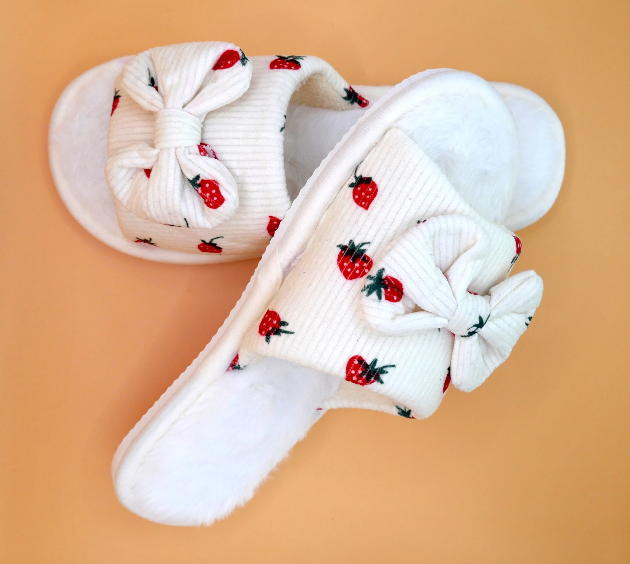 Жіночі текстильні домашні капці Strawberry Dream молочного кольору — підошва