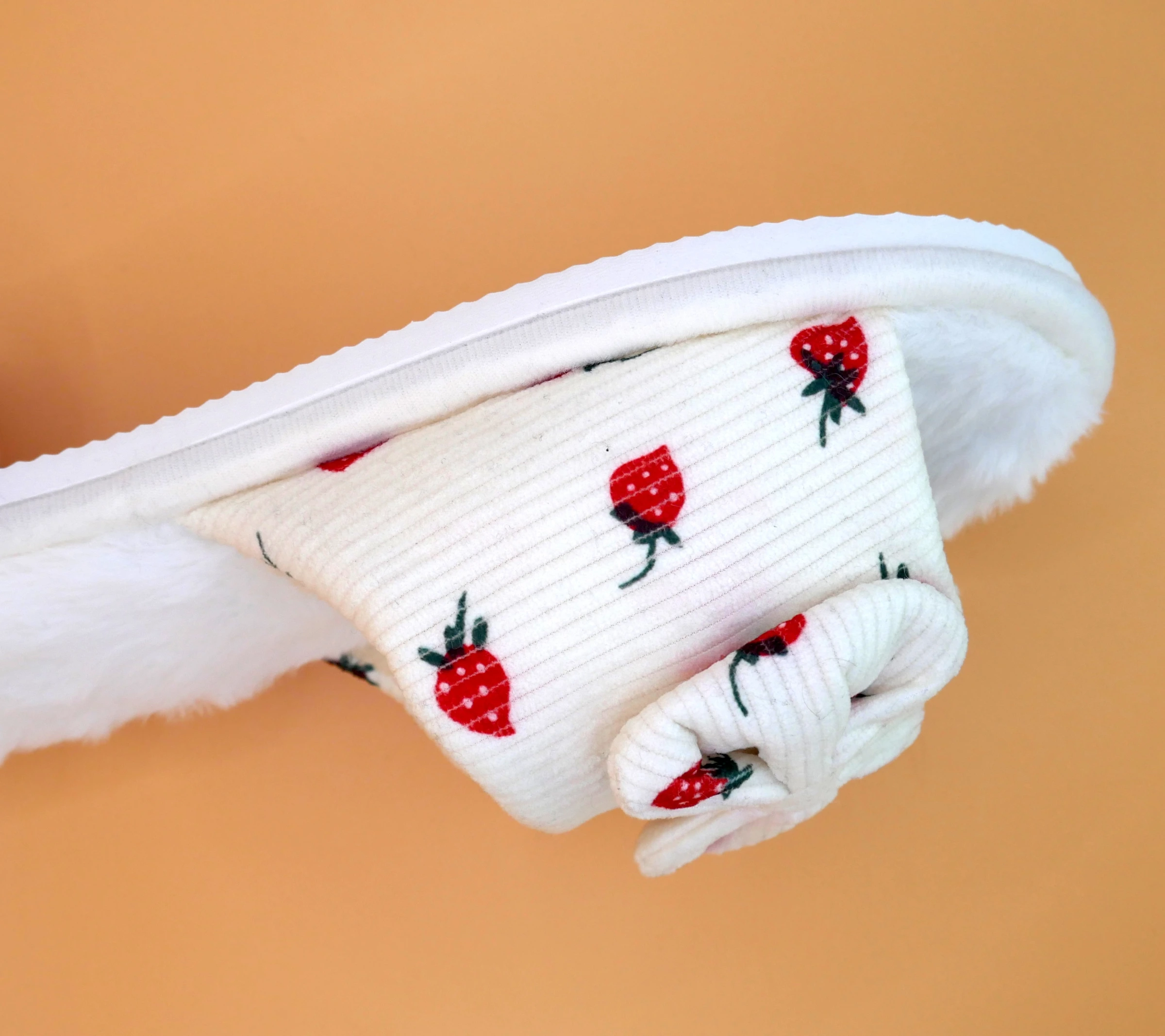 Жіночі текстильні домашні капці Strawberry Dream молочного кольору — пара взуття