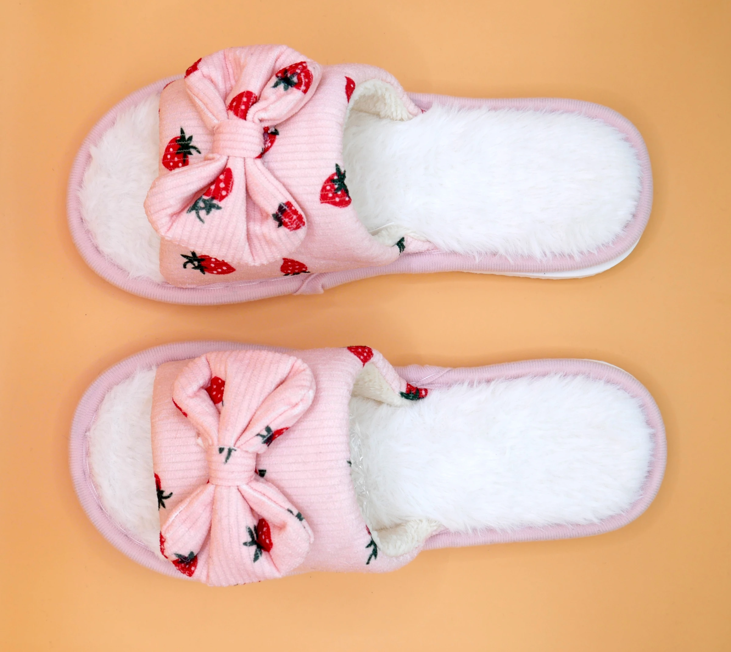 Жіночі текстильні домашні капці Strawberry Dream рожевого кольору — вид збоку