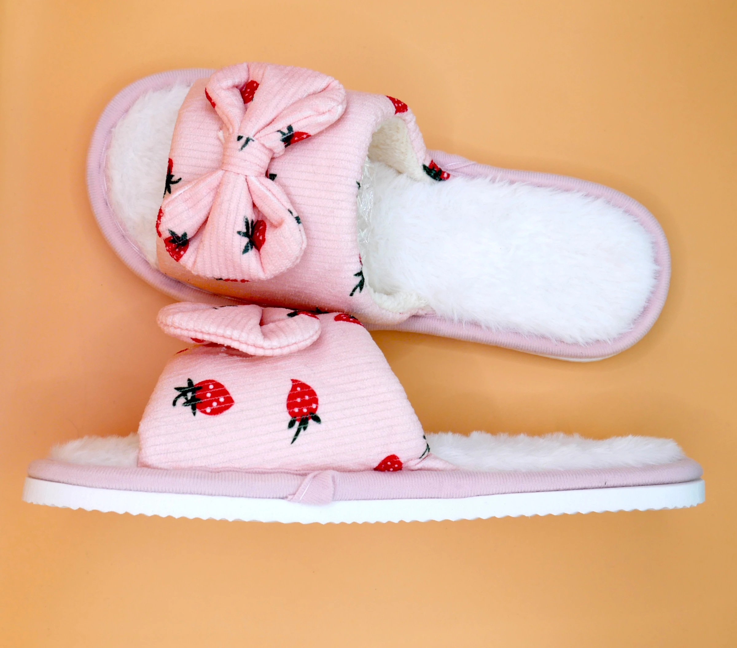 Жіночі текстильні домашні капці Strawberry Dream рожевого кольору — вид спереду