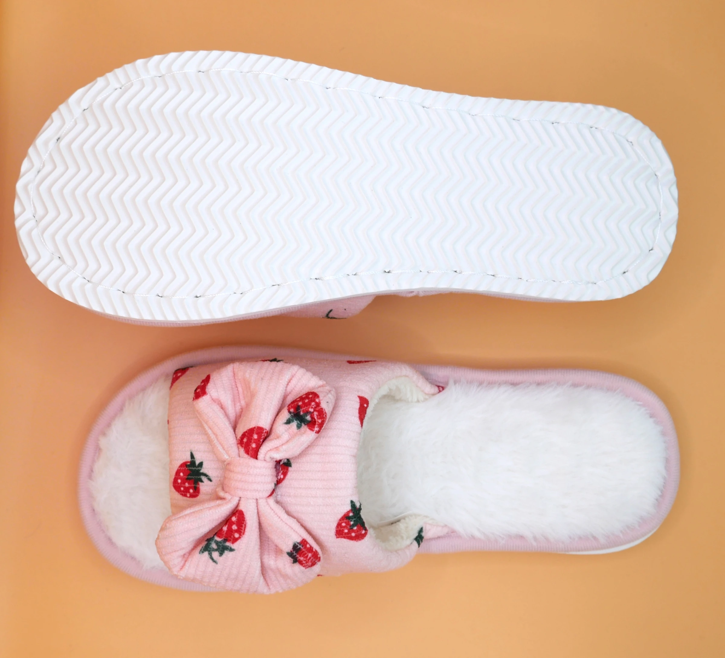 Жіночі текстильні домашні капці Strawberry Dream рожевого кольору — деталь матеріалу