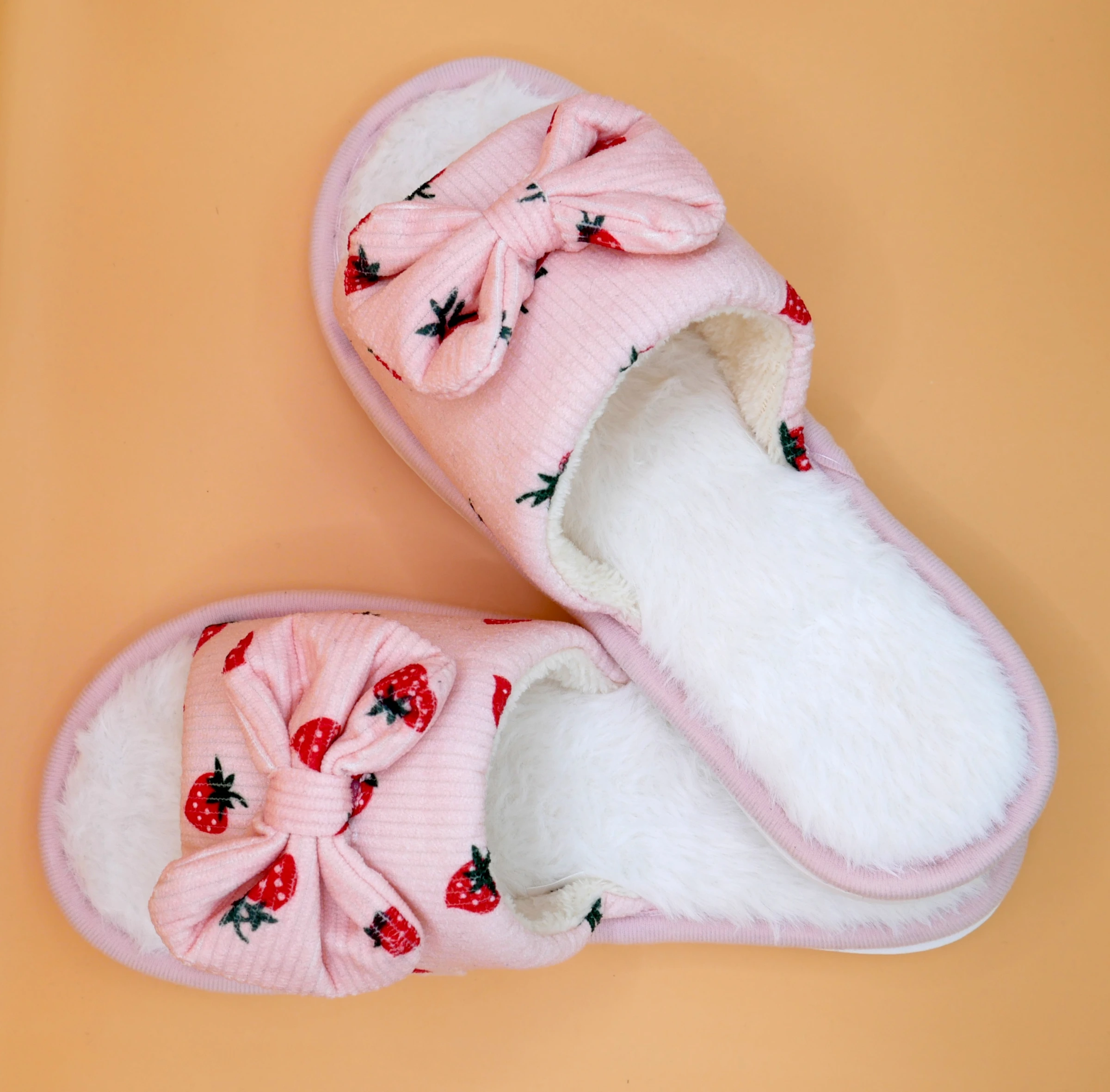 Жіночі текстильні домашні капці Strawberry Dream рожевого кольору — крупним планом