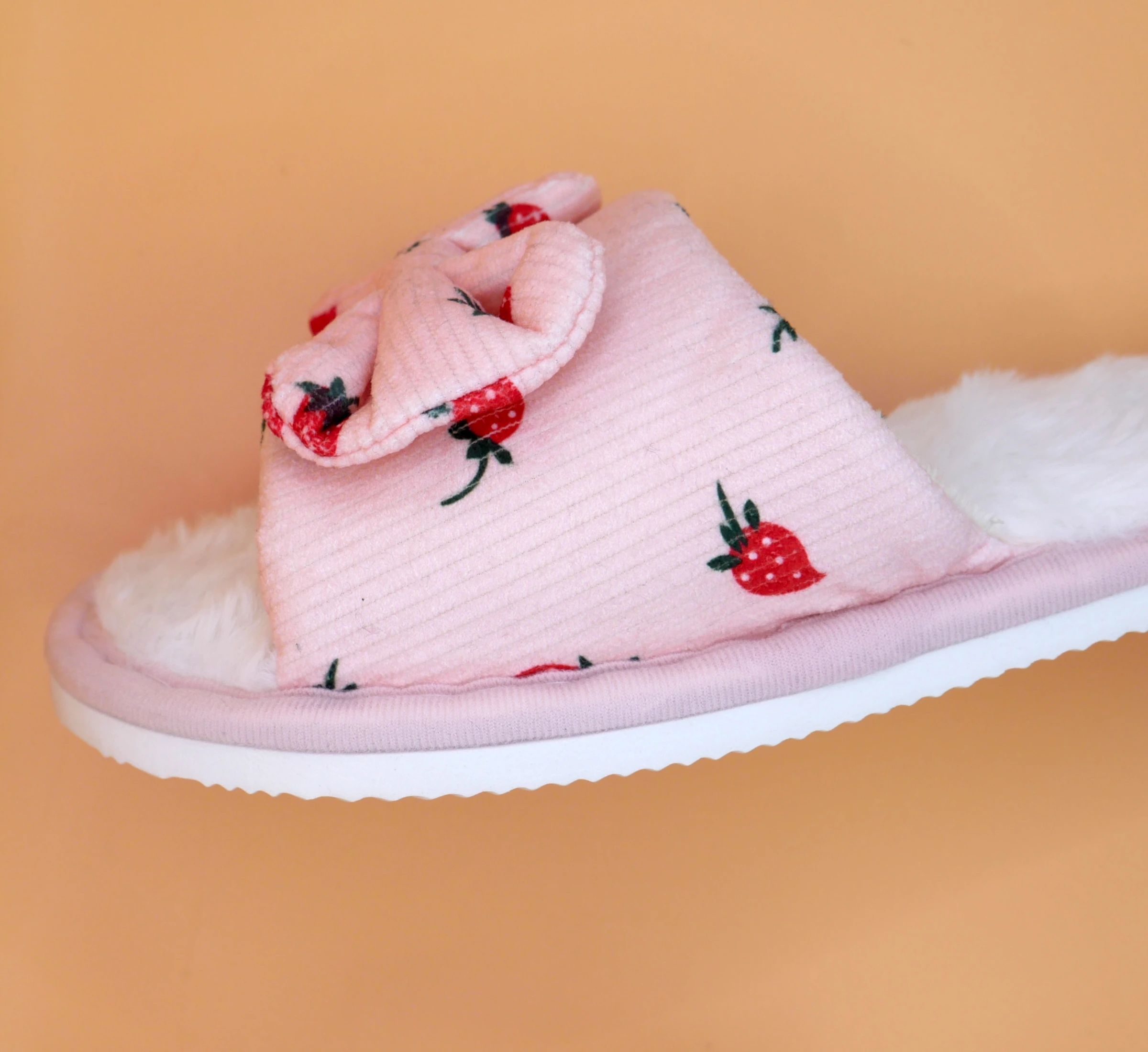 Жіночі текстильні домашні капці Strawberry Dream рожевого кольору — вид ззаду
