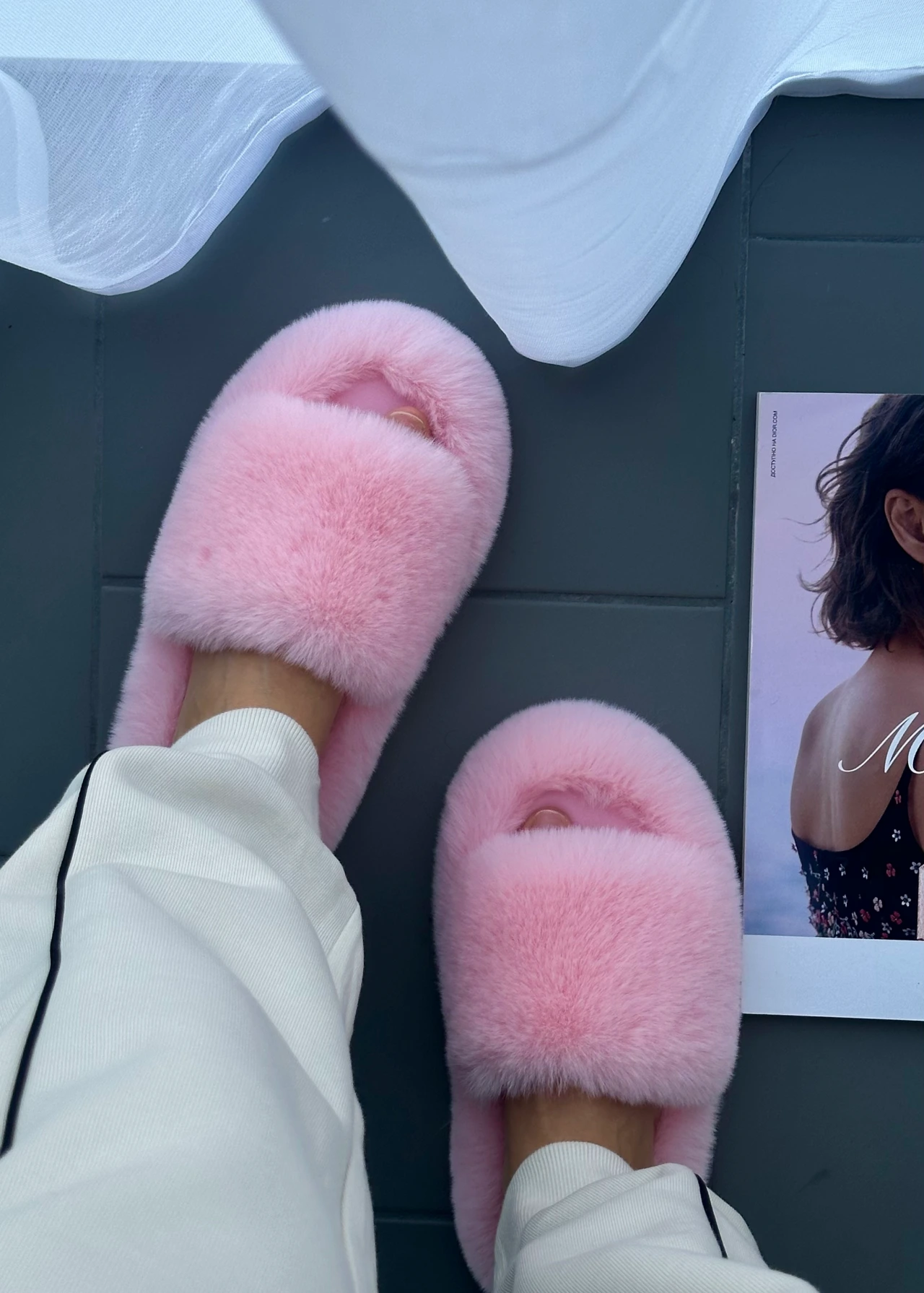 Жіночі пухнасті тапки Luxury з еко-хутра на платформі рожевого кольору DomMood — вид зверху