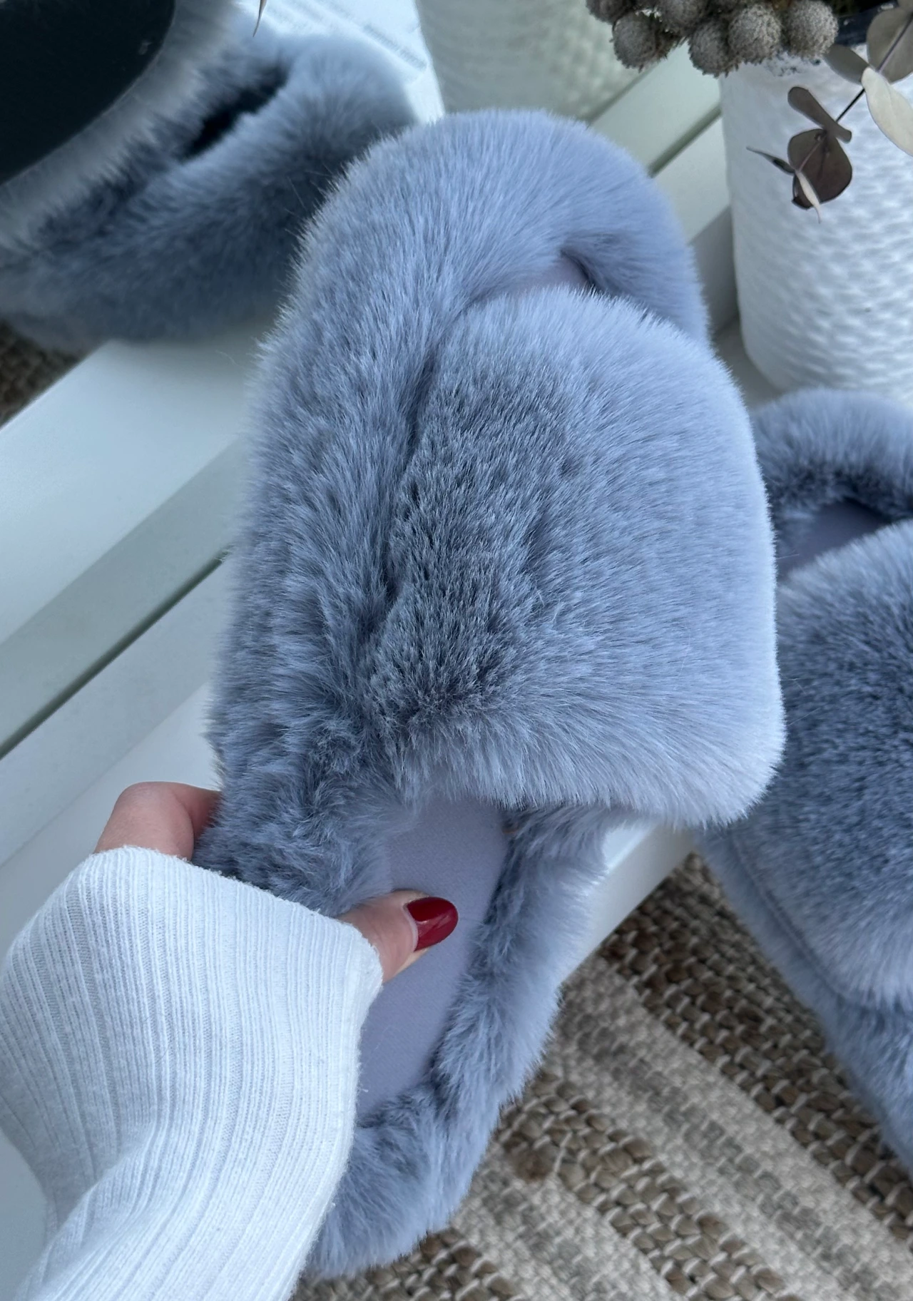 Жіночі пухнасті тапки Luxury з еко-хутра на платформі сірого кольору — деталь матеріалу