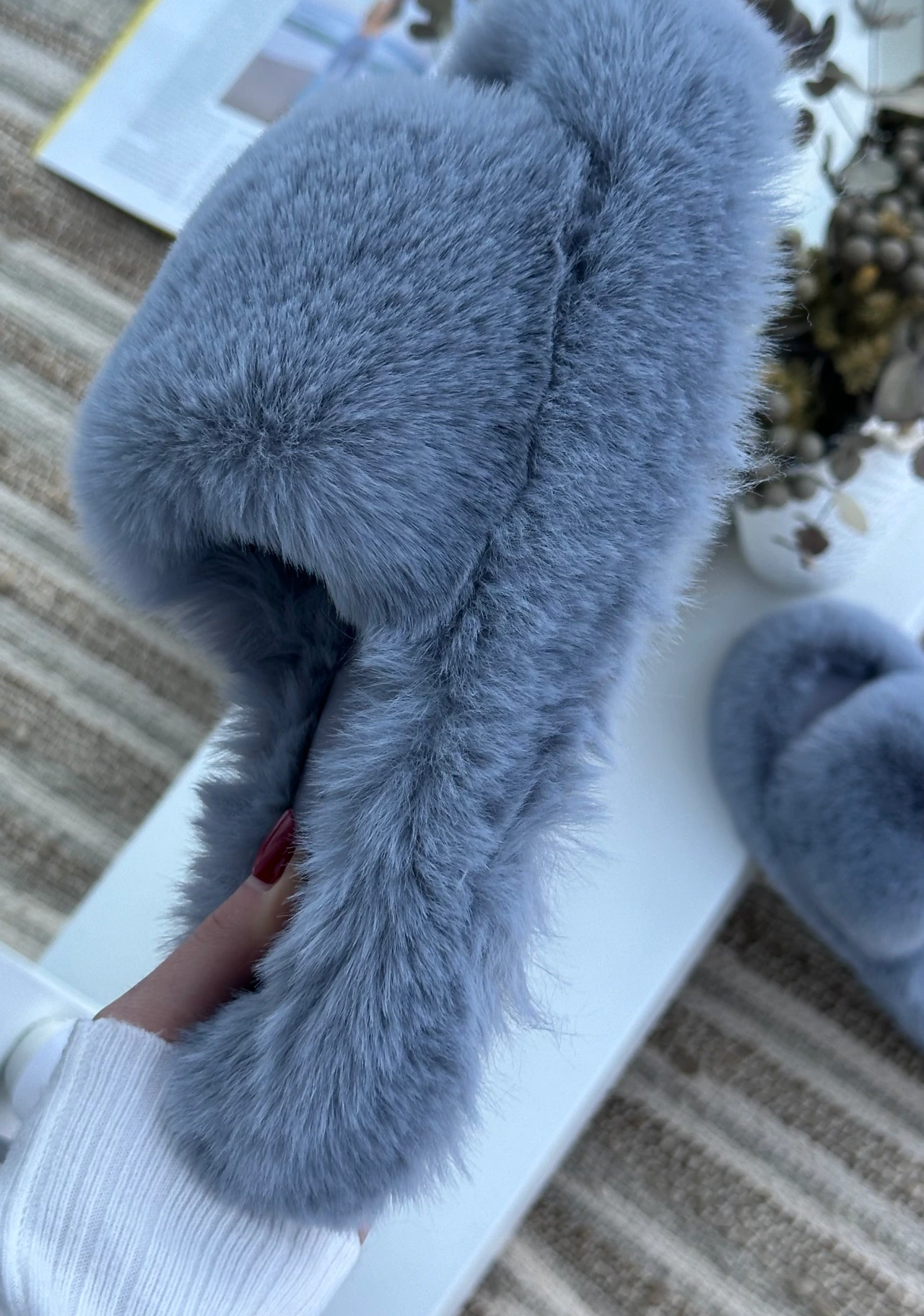 Жіночі пухнасті тапки Luxury з еко-хутра на платформі сірого кольору — вид ззаду