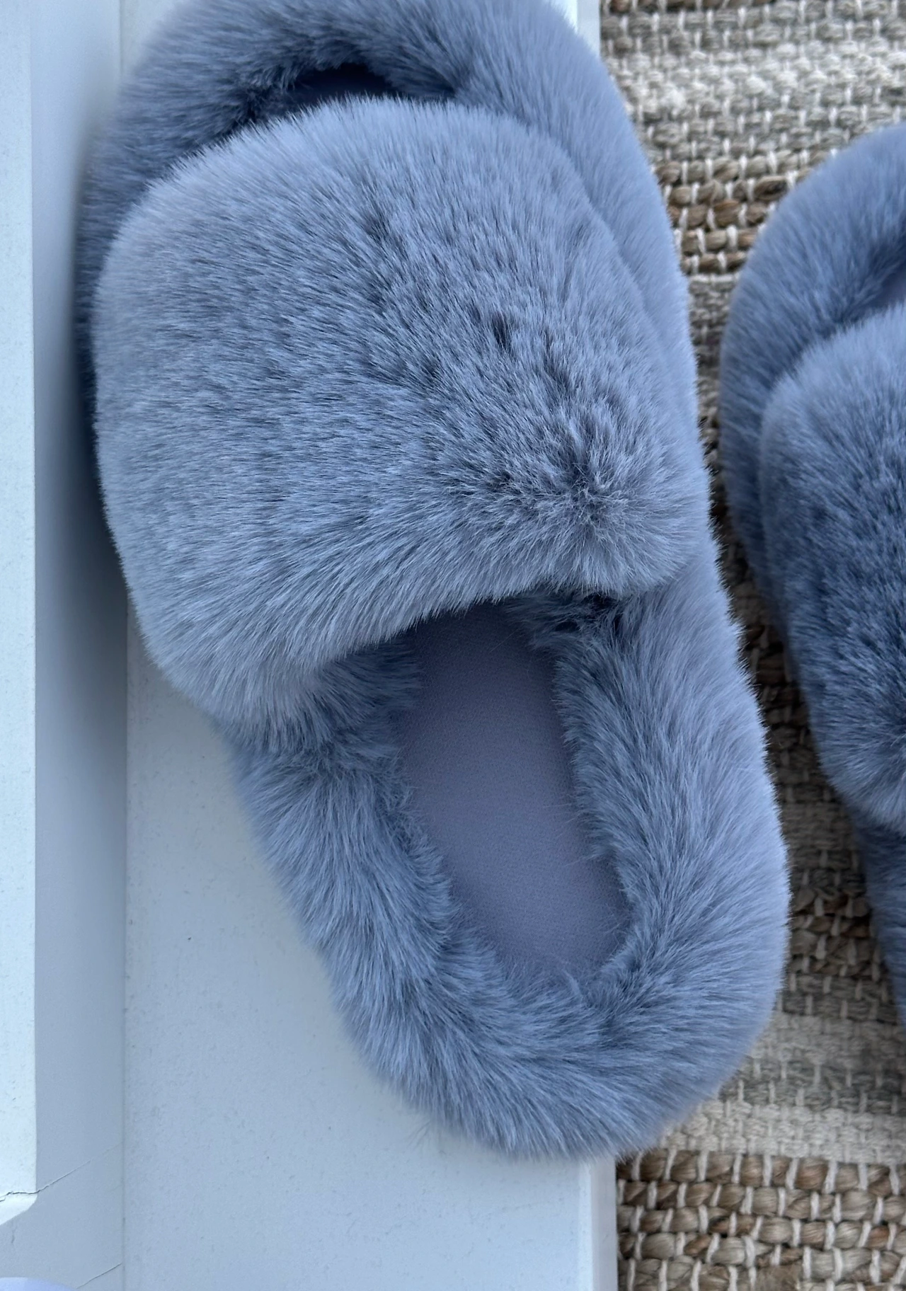 Жіночі пухнасті тапки Luxury з еко-хутра на платформі сірого кольору — на нозі