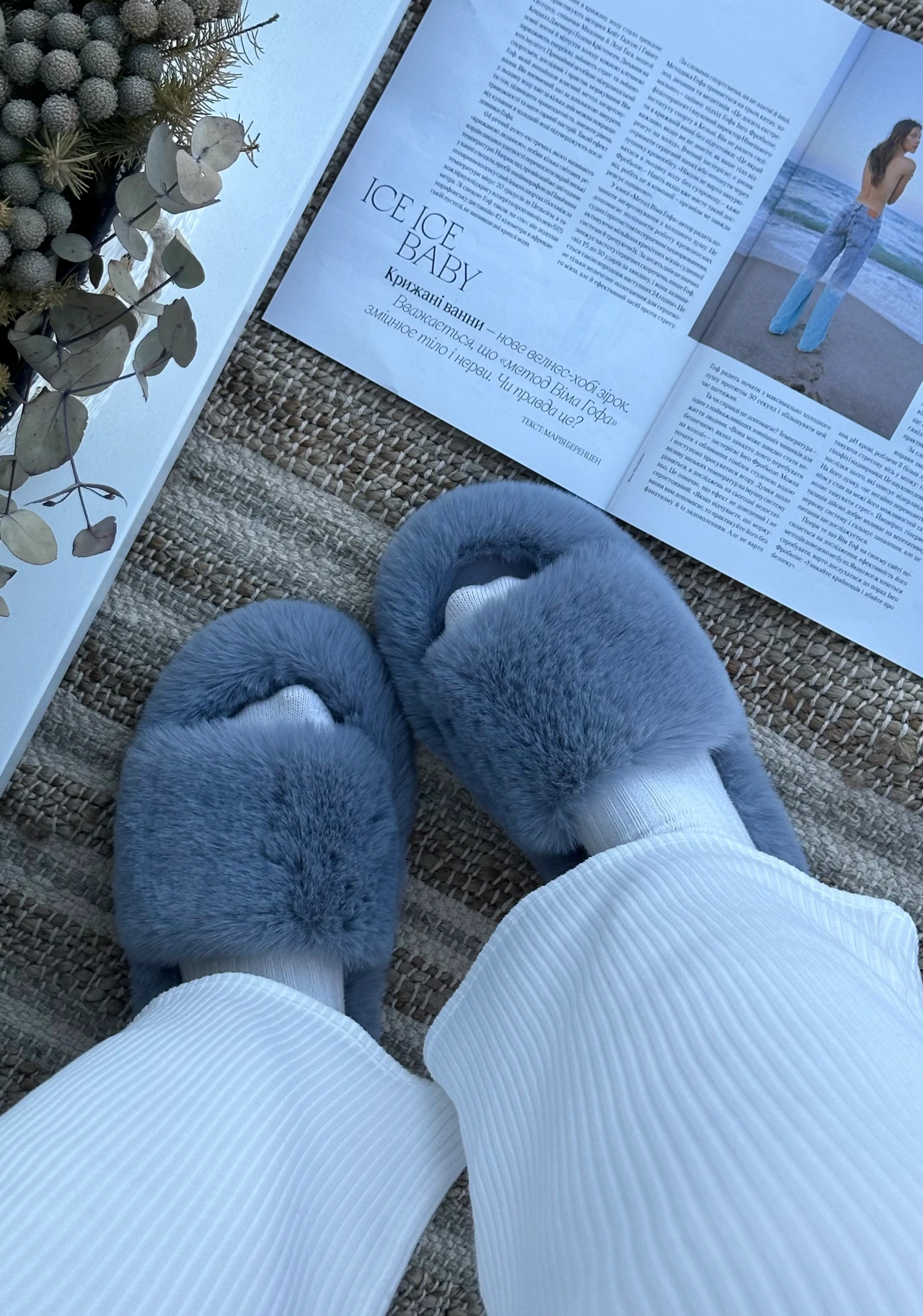 Жіночі пухнасті тапки Luxury з еко-хутра на платформі сірого кольору — у русі