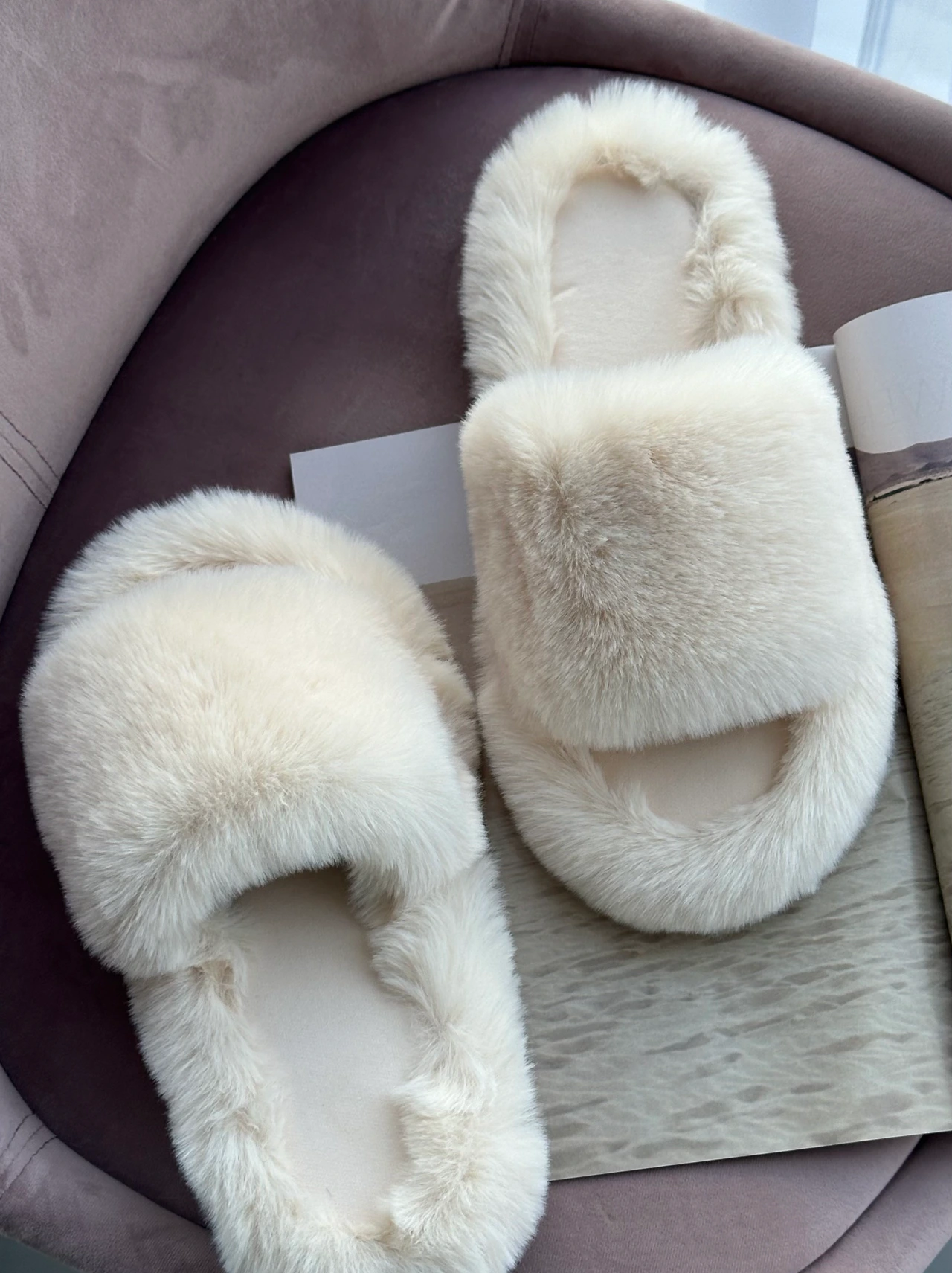 Жіночі пухнасті тапки Luxury з еко-хутра на платформі кремового кольору — крупним планом