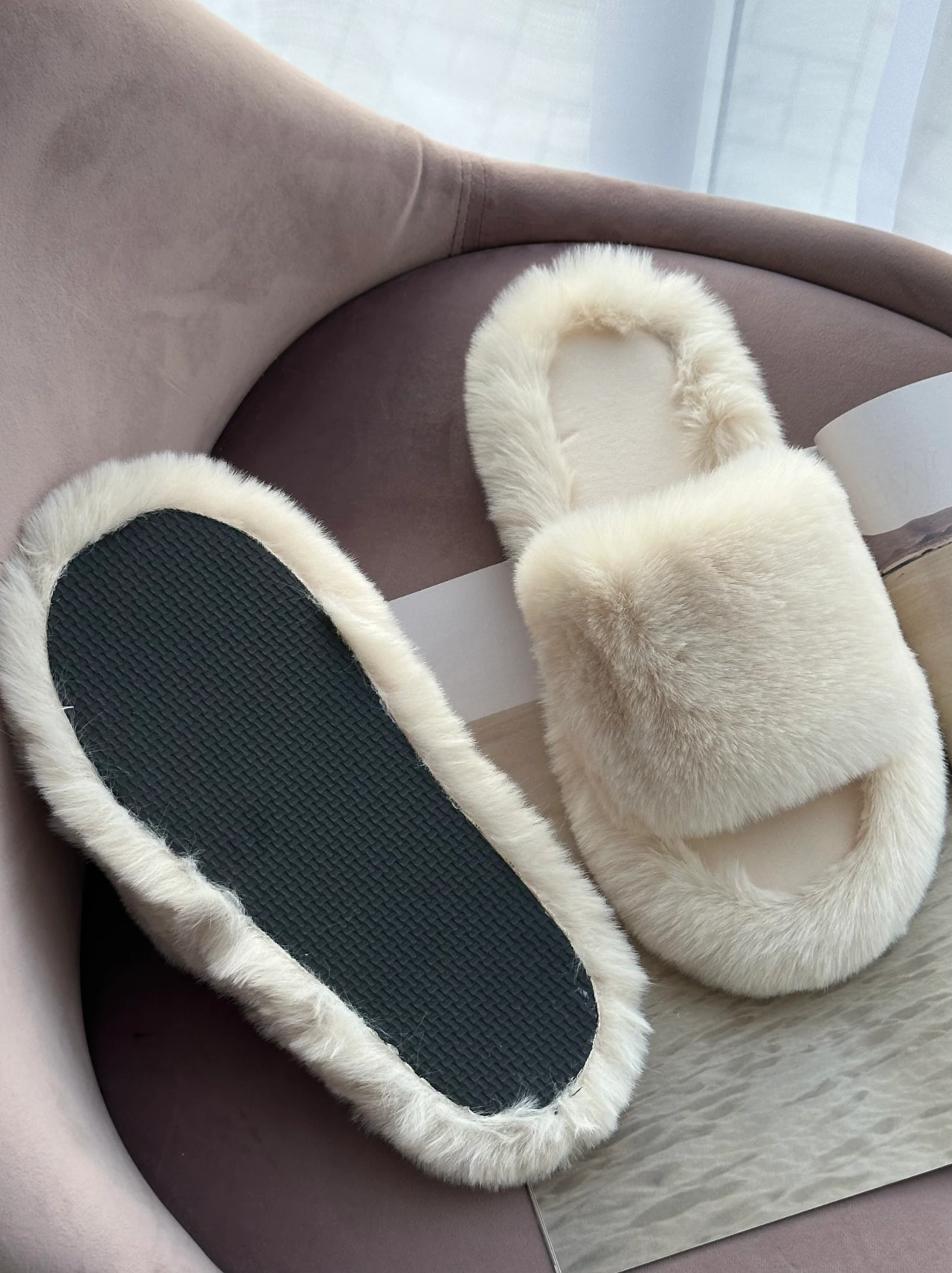 Жіночі пухнасті тапки Luxury з еко-хутра на платформі кремового кольору — вид ззаду