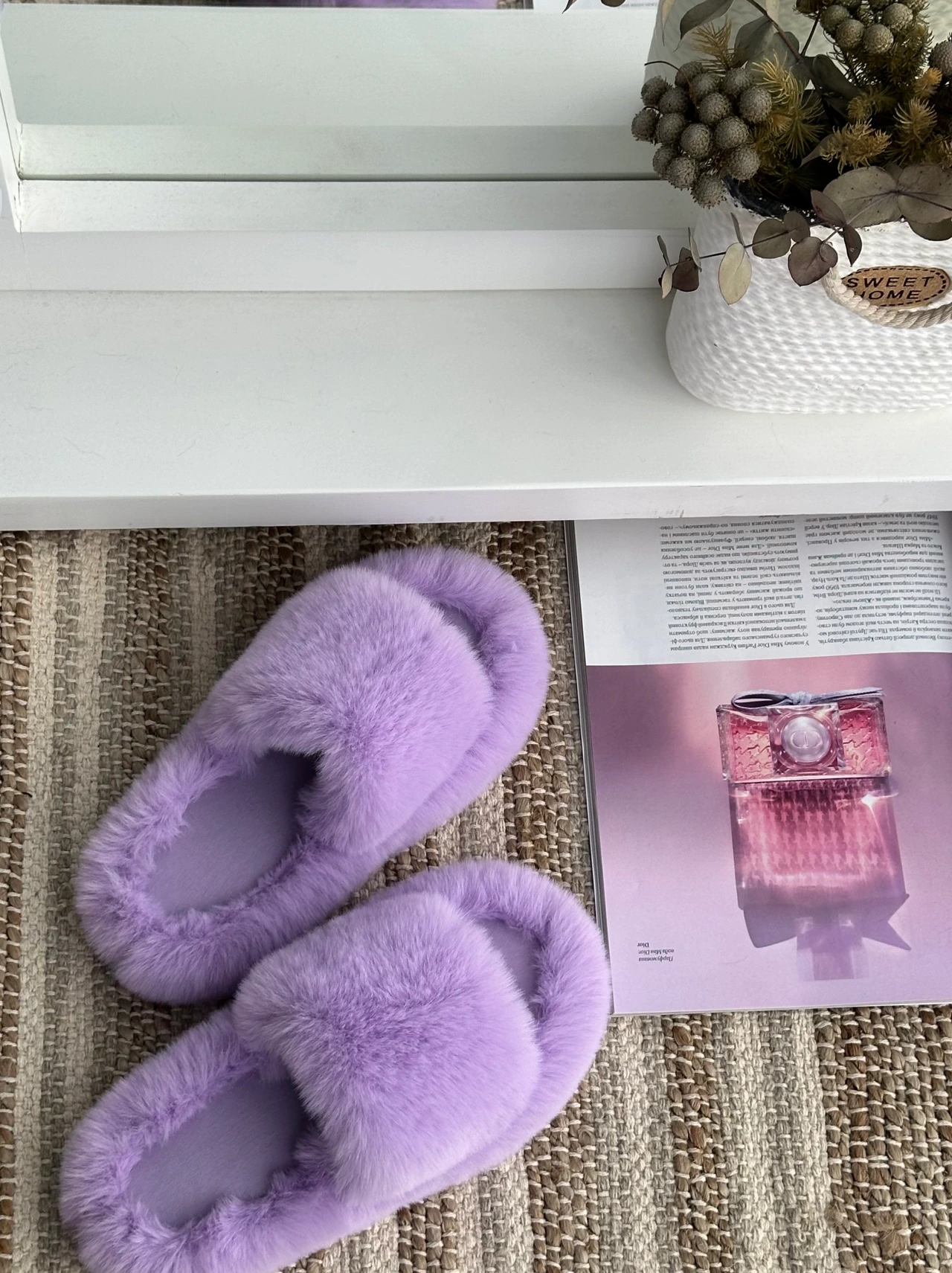 Жіночі пухнасті тапки Luxury з еко-хутра на платформі фіолетового кольору — крупним планом