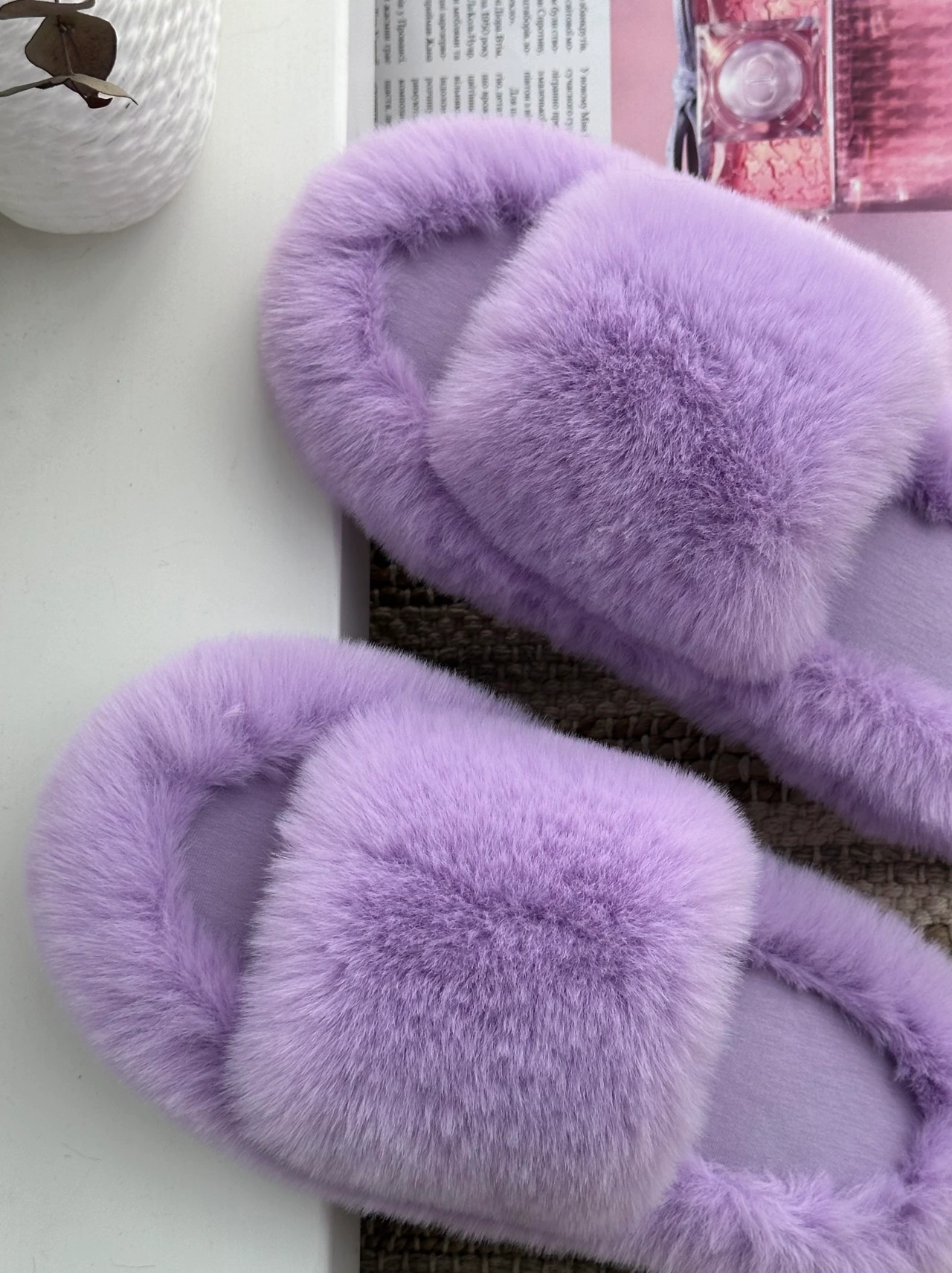 Жіночі пухнасті тапки Luxury з еко-хутра на платформі фіолетового кольору — на нозі