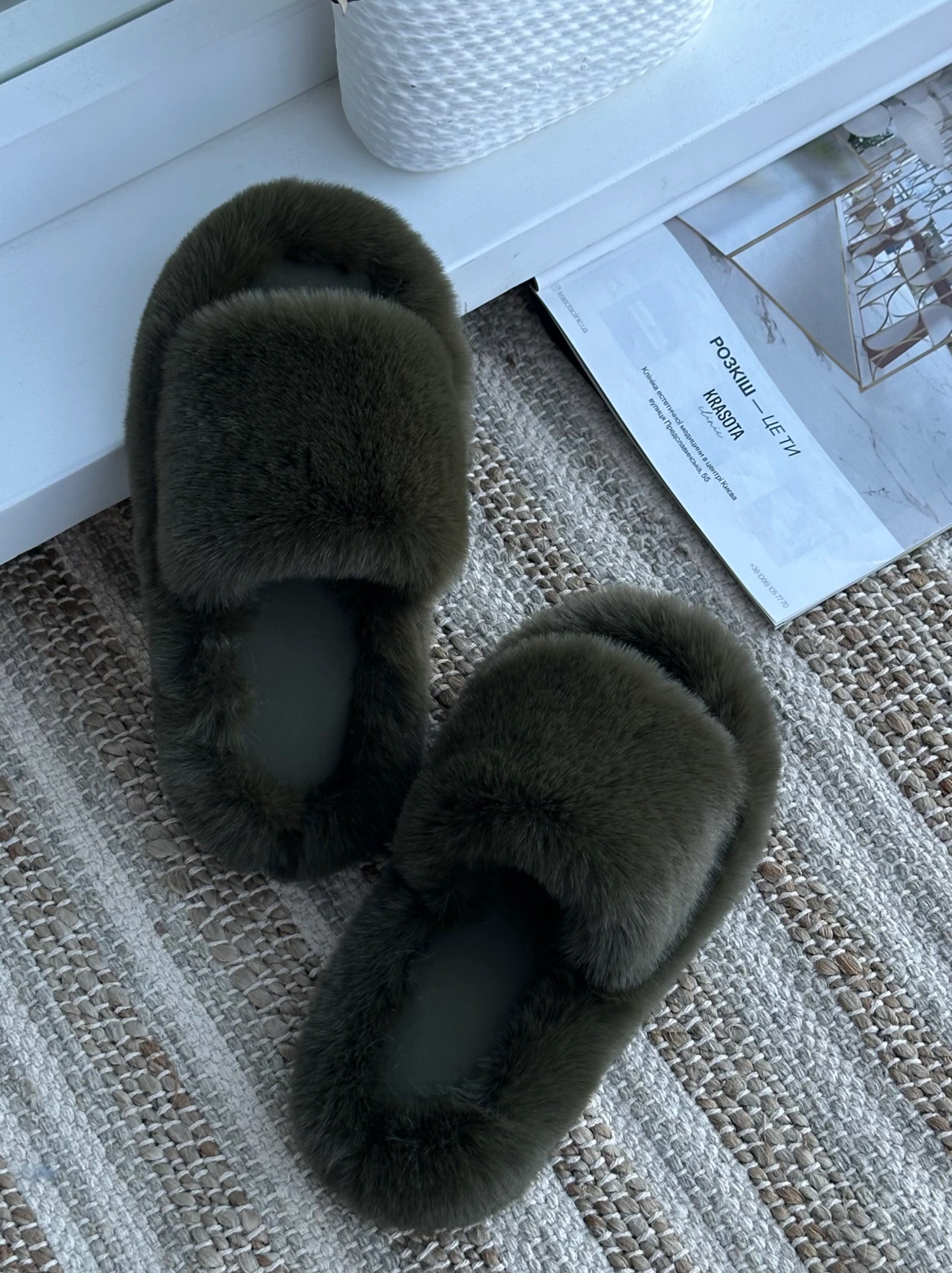 Жіночі пухнасті капці Luxury з еко-хутра темно-зеленого кольору — вид збоку