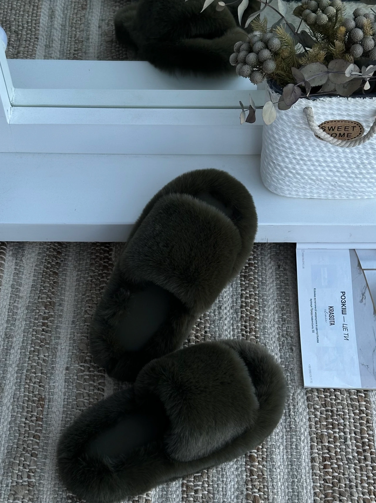 Жіночі пухнасті капці Luxury з еко-хутра темно-зеленого кольору — деталь матеріалу