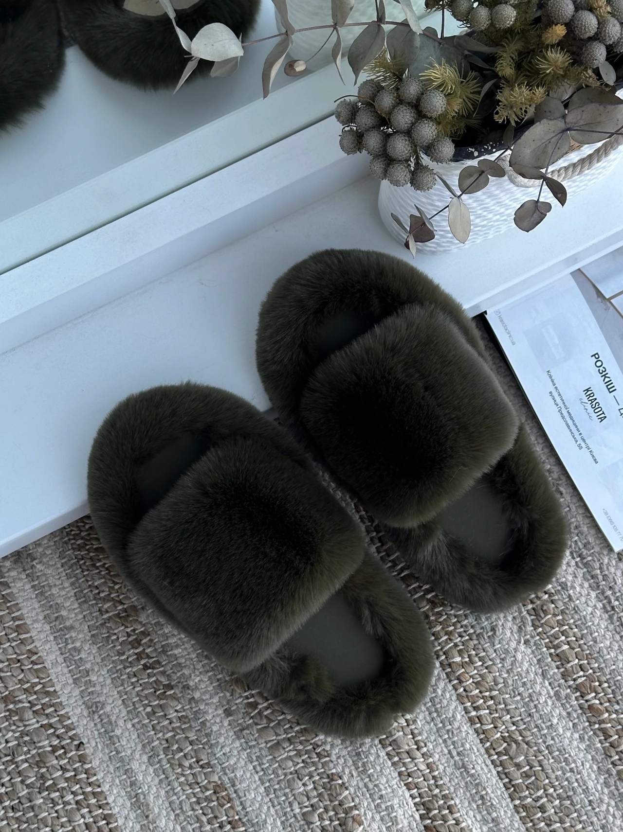 Жіночі пухнасті капці Luxury з еко-хутра темно-зеленого кольору — вид ззаду