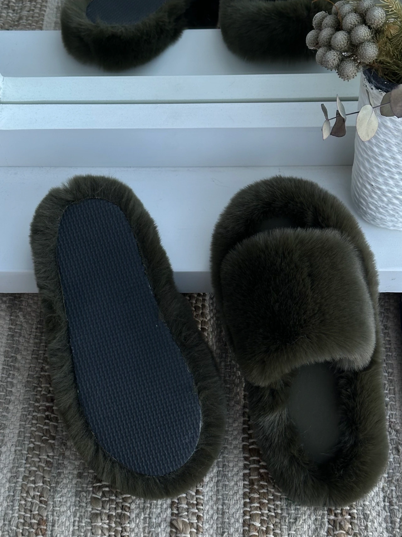 Жіночі пухнасті капці Luxury з еко-хутра темно-зеленого кольору — підошва