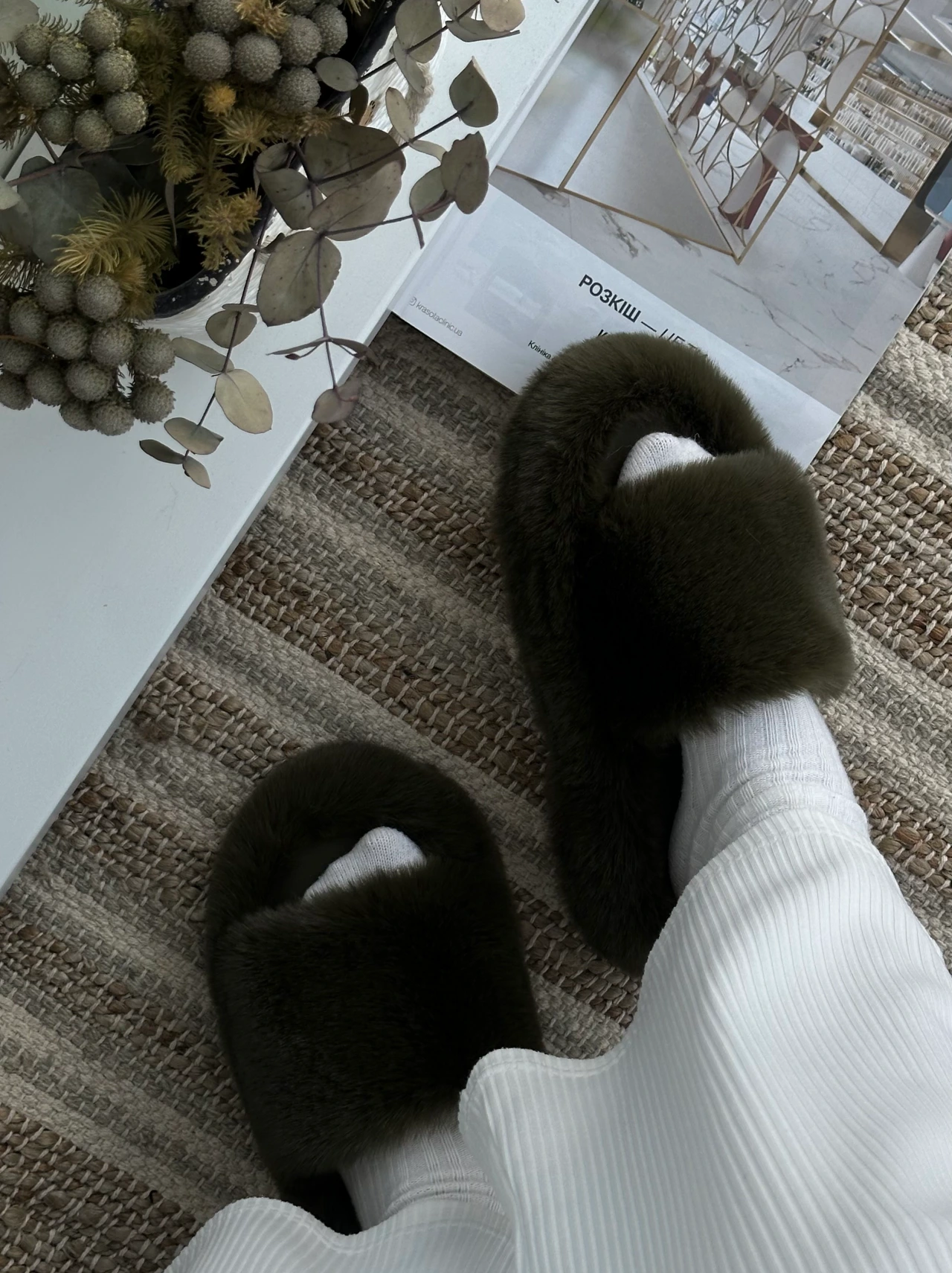 Жіночі пухнасті капці Luxury з еко-хутра темно-зеленого кольору — пара взуття
