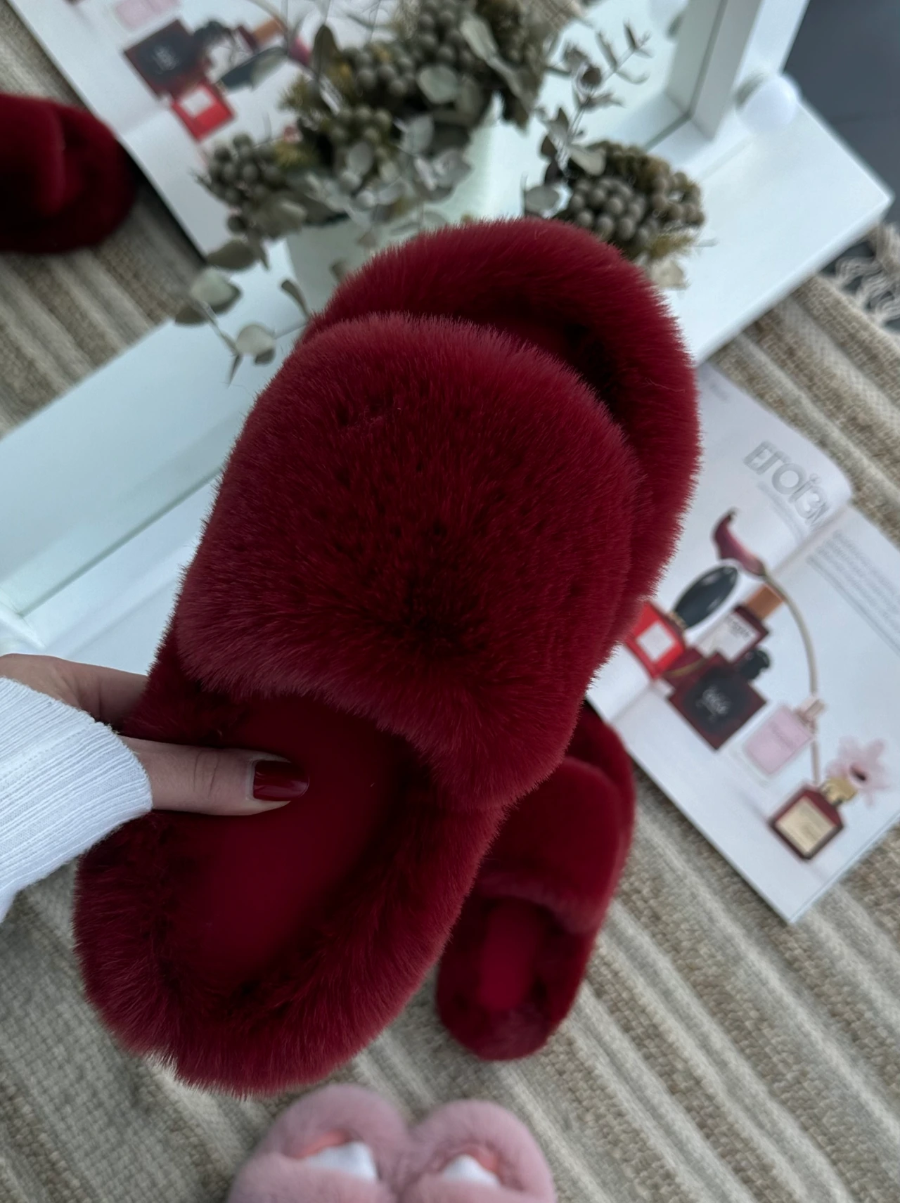 Жіночі пухнасті капці Luxury з еко-хутра бордового кольору — крупним планом