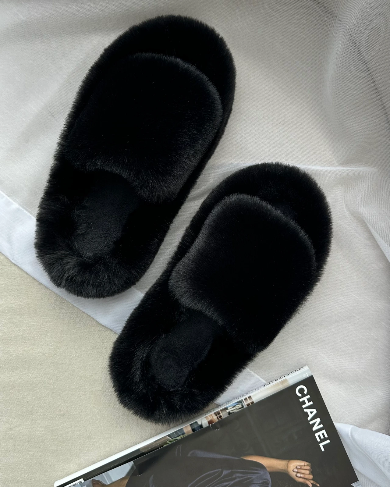 Жіночі пухнасті тапки Luxury з еко-хутра на платформі чорного кольору — вид збоку