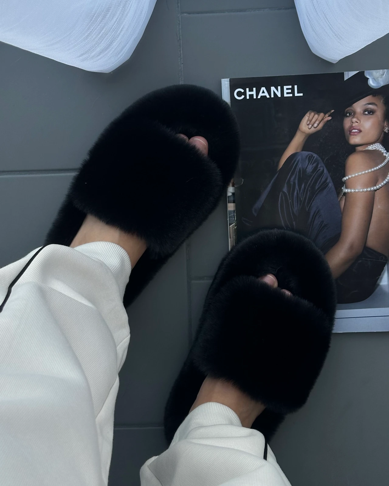 Жіночі пухнасті тапки Luxury з еко-хутра на платформі чорного кольору — фрагмент