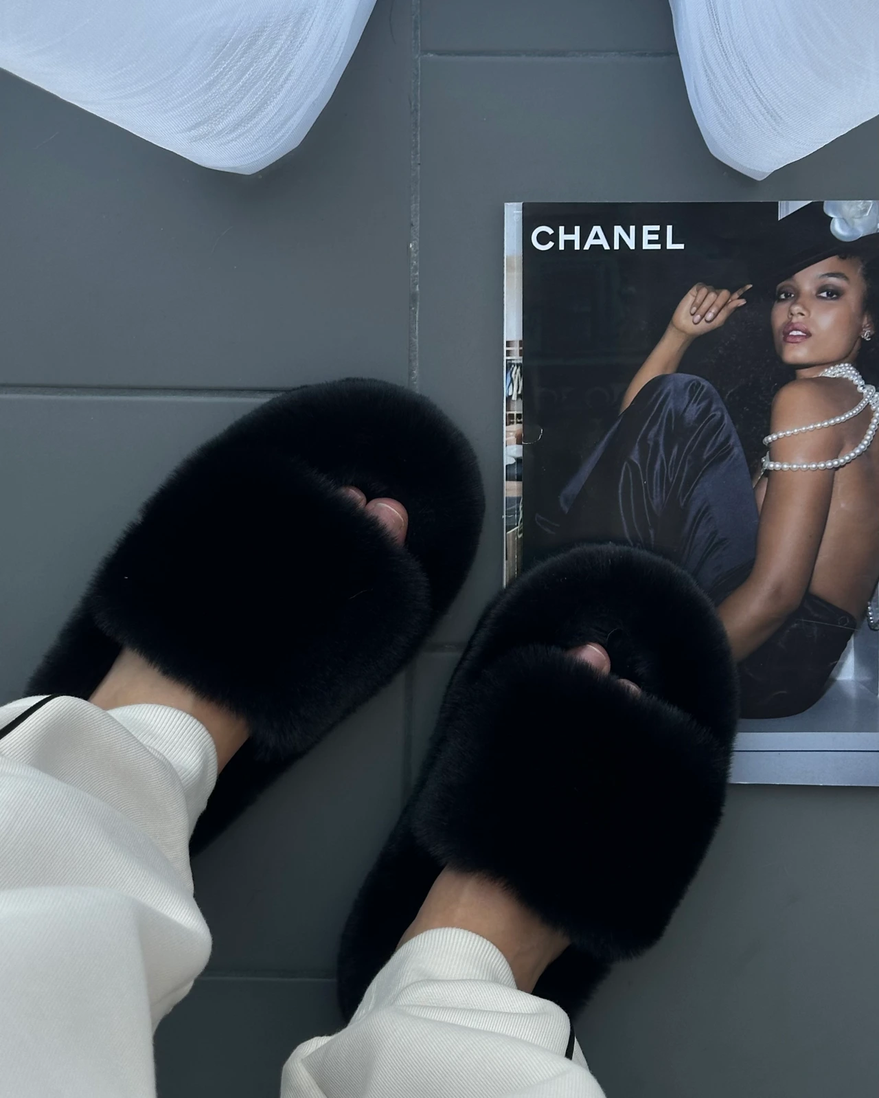 Жіночі пухнасті тапки Luxury з еко-хутра на платформі чорного кольору — образ