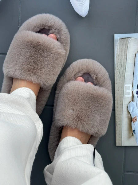 Жіночі пухнасті тапки Luxury з еко-хутра на платформі бежевого кольору DomMood — вид зверху