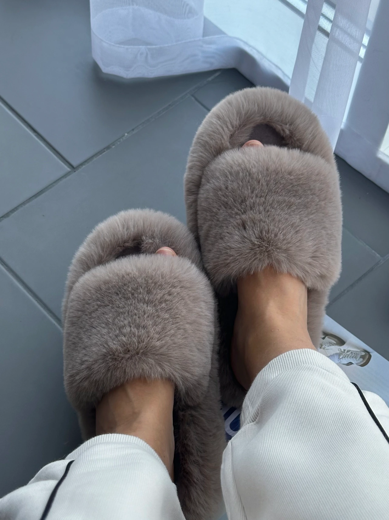 Жіночі пухнасті тапки Luxury з еко-хутра на платформі бежевого кольору — образ